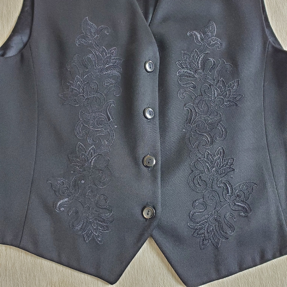 Liz Claiborne women's black vest with embroidered floral design and satin lining - Picture 2 of 7